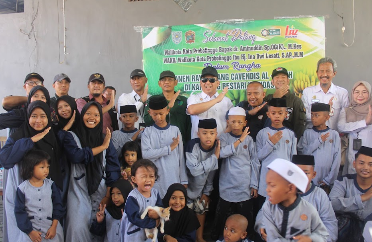 Pejabat Kota Probolinggo dalam Panen Raya Pisang Cavendish Al Umah